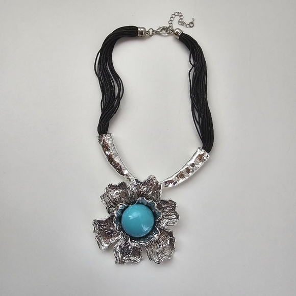 NWT Turquoise Antique Silver Metal Flower Pendant Faux Leather Necklace Set - Picture 5 of 11